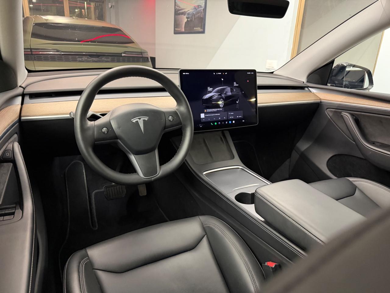 Tesla Model Y RWD Iva esposto