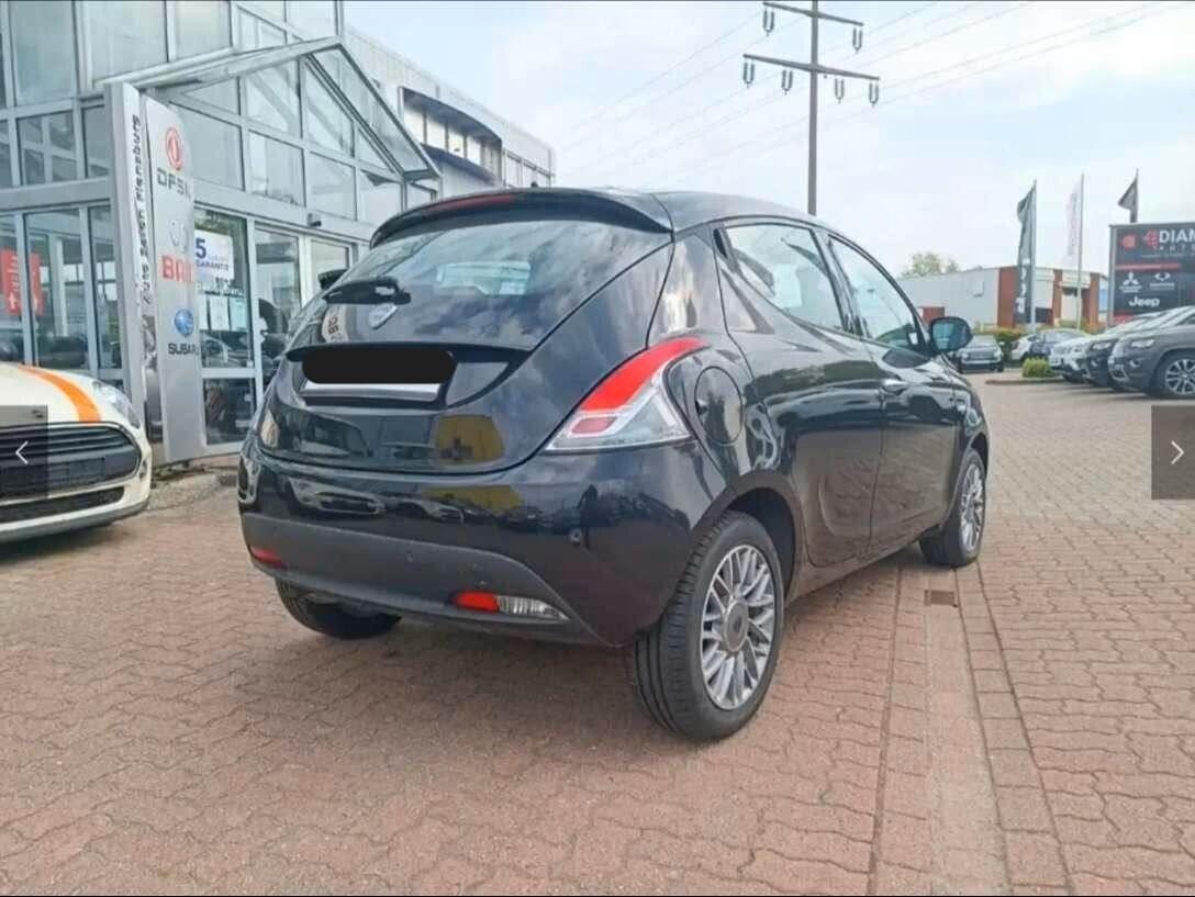 Lancia Ypsilon 1.2 69 CV 5 porte S&S Elefantino ok neo patentati