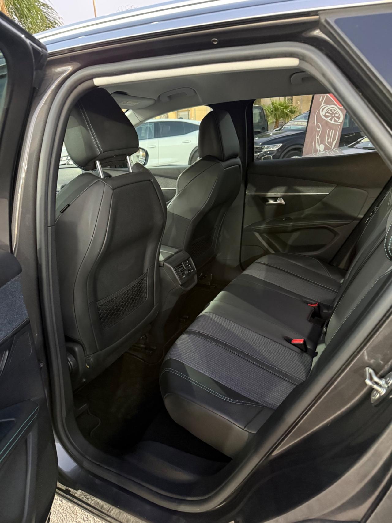 Peugeot 3008 BlueHDi 130 S&S EAT8 Allure