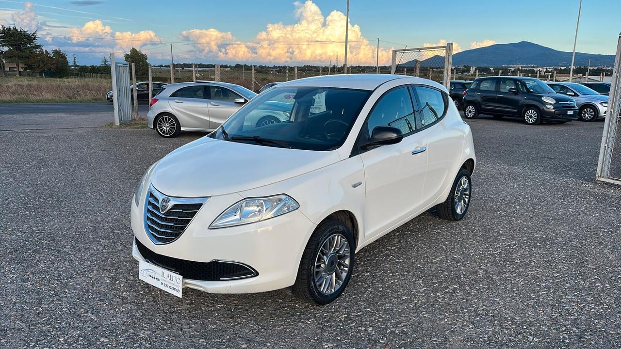 Lancia Ypsilon 0.9 TwinAir 85 CV 5 porte Metano Ecochic Silver