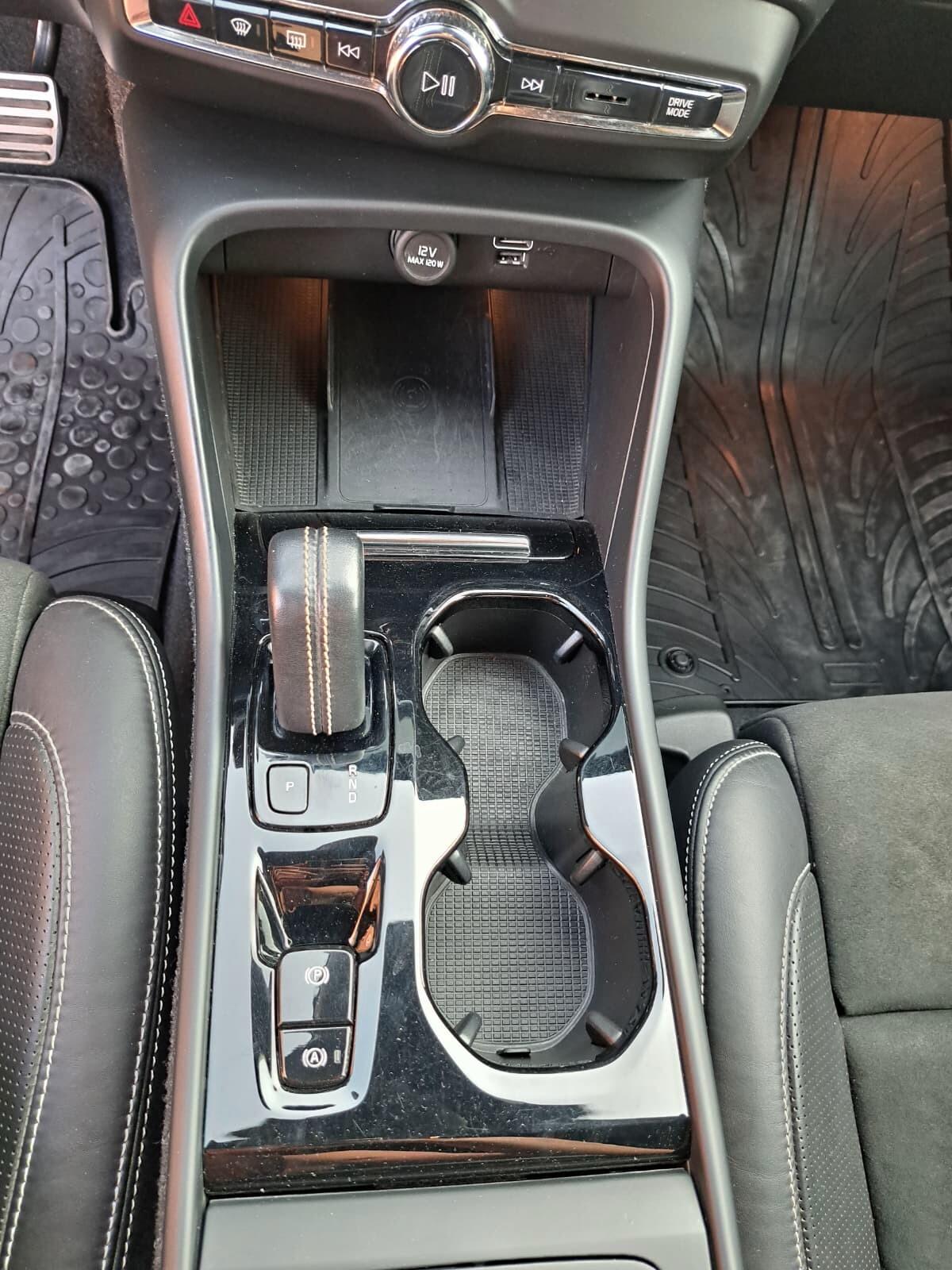 Volvo XC40 D3 R-design AUTOMATICA UNICO PROP: km. 38700 CERTIFICATI