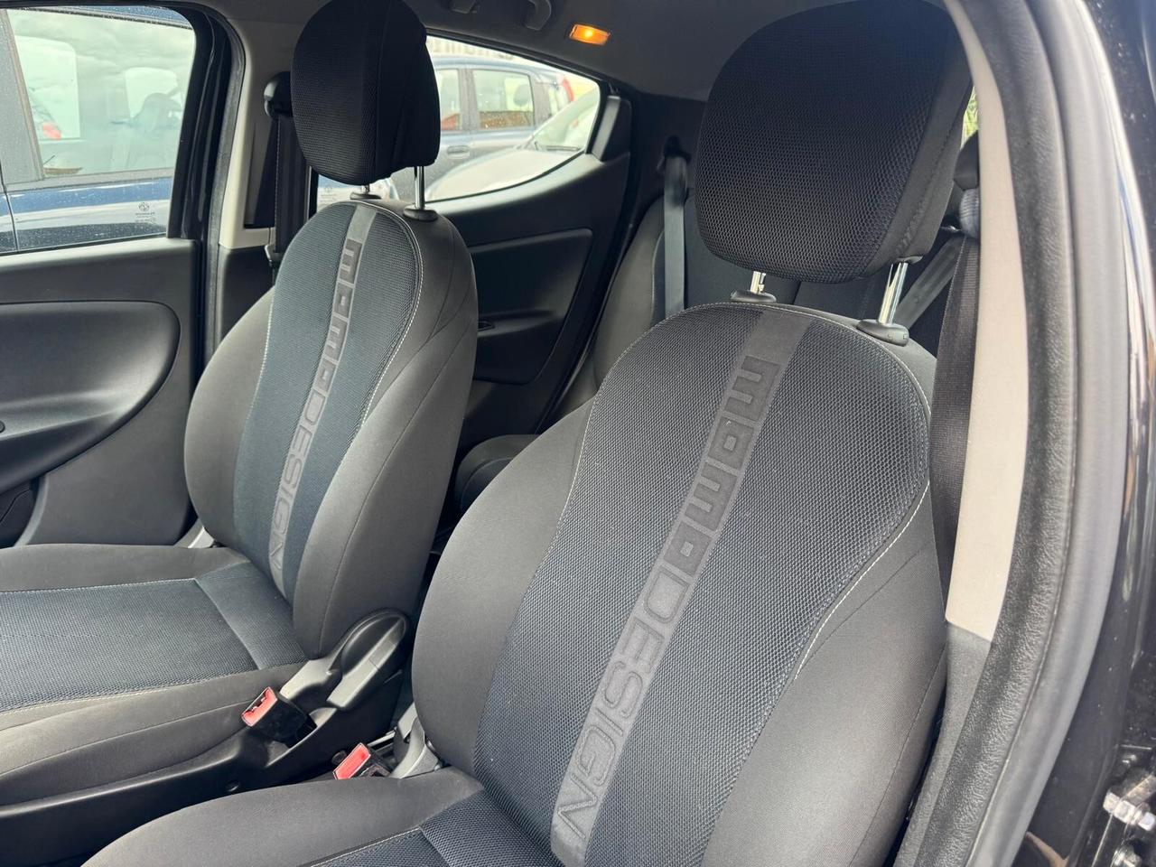 Lancia Ypsilon 1.2 69 CV Unyca MOMO DESIGN
