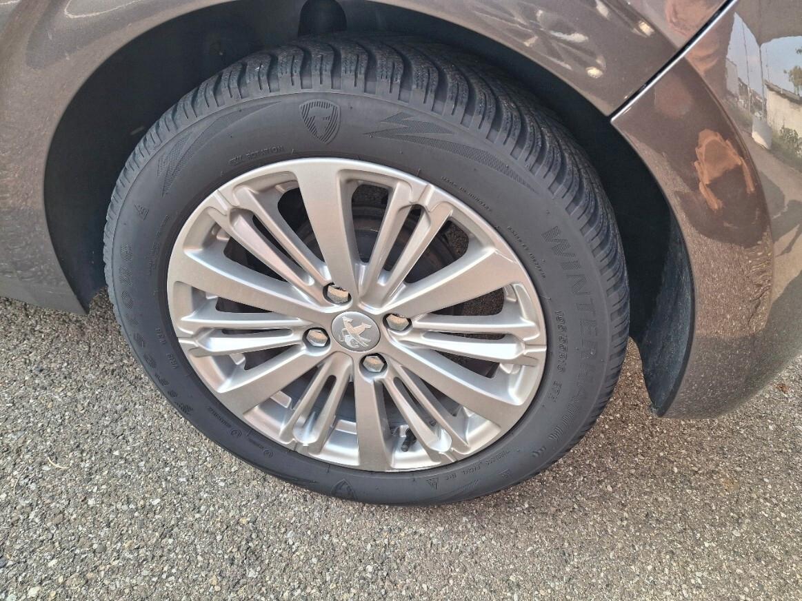 Peugeot 208 PureTech 82 5 porte Allure