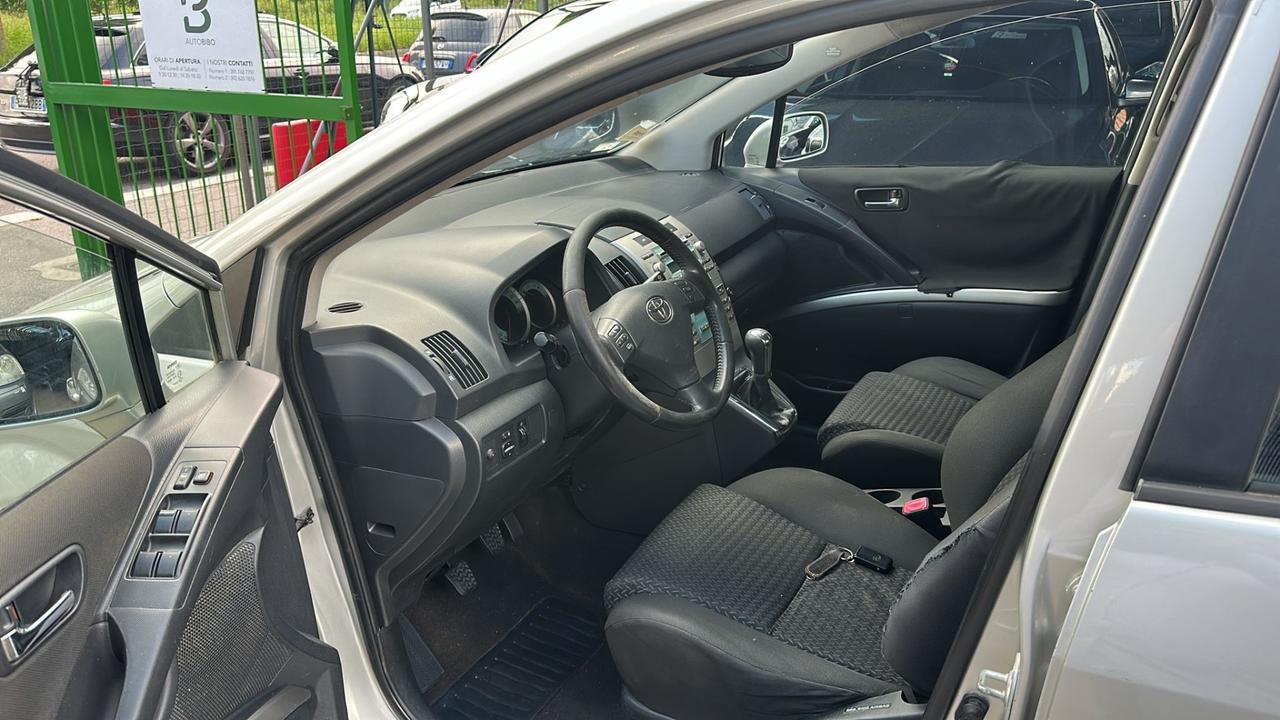 Toyota Corolla Verso 2.2 16V D-4D DPF 7pti