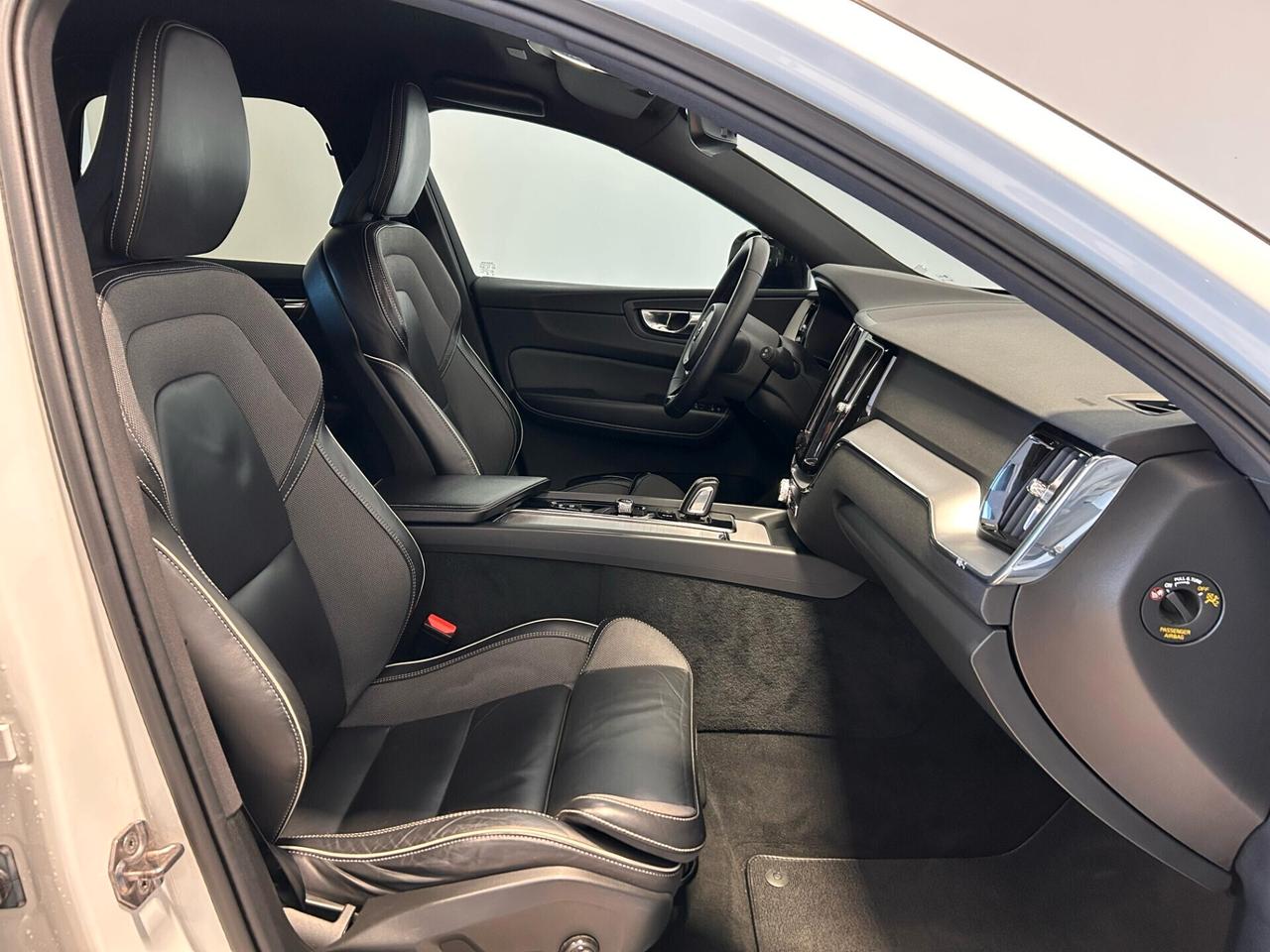 Volvo XC 60 B4 (d) AWD Geartronic R-design Cambio Automatico AUTOCARRO