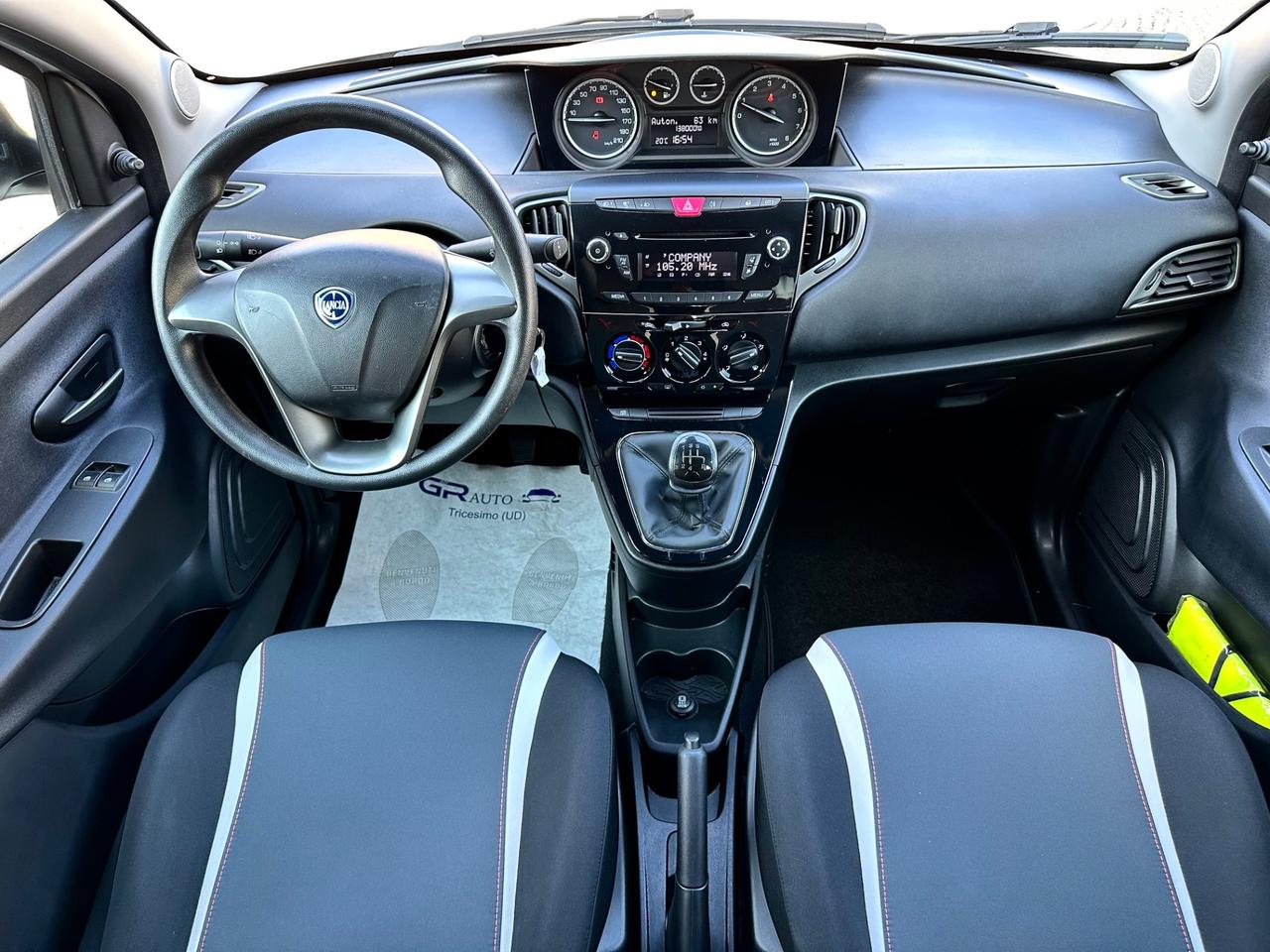 Lancia Ypsilon 1.2bz 69Cv 5P - Neopatentati