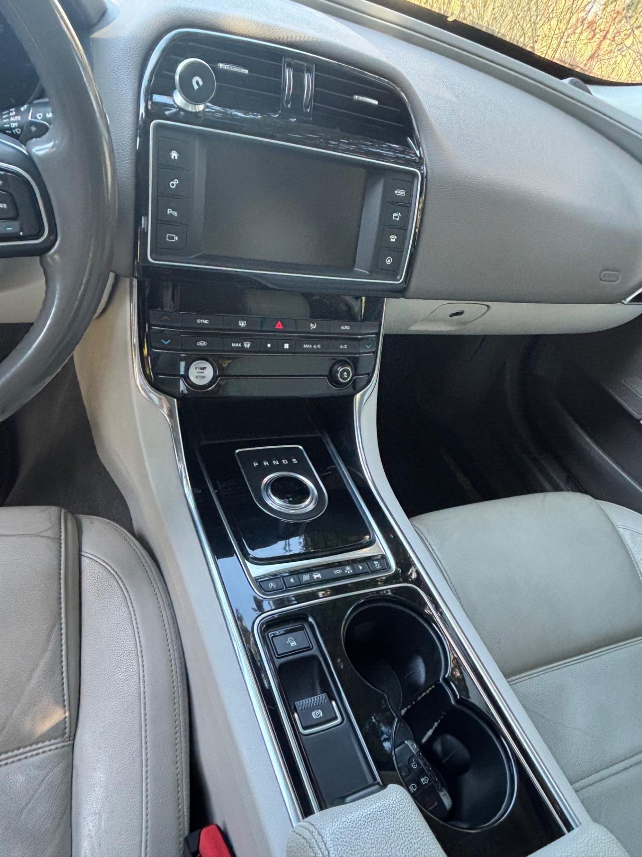 Jaguar XE 2.0 D Turbo R-Sport