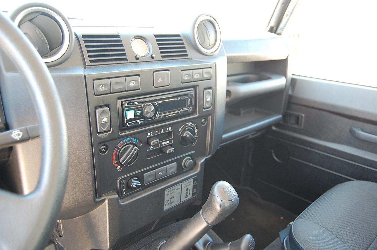 Land Rover Defender 90 2.4 TD4 Station Wagon SE