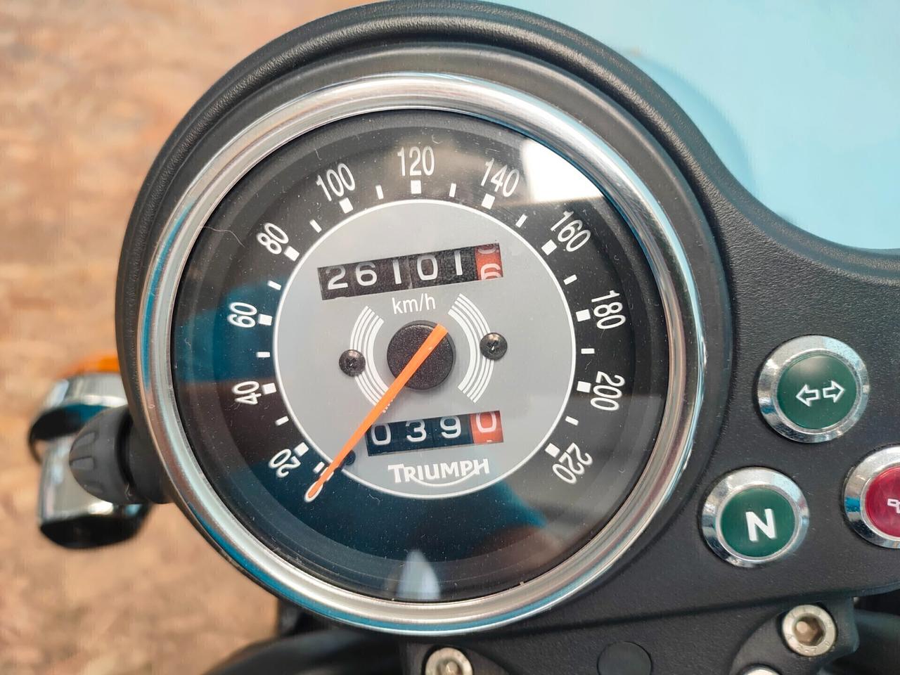 Triumph Bonneville 800: l'intramontabile scrambler