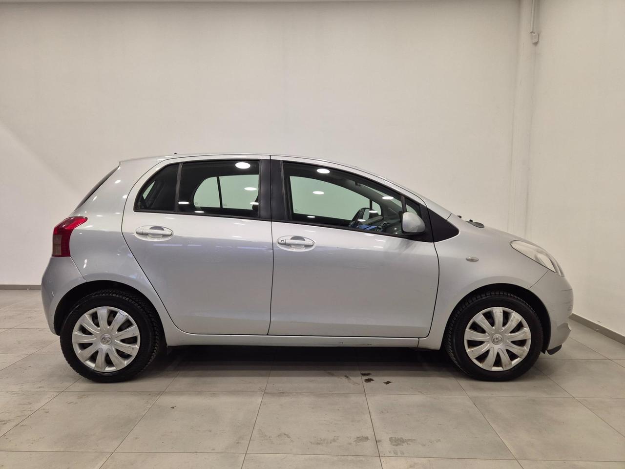 Toyota Yaris 5p 1.3 Navy - NEOPATENTATI - Navi - Clima