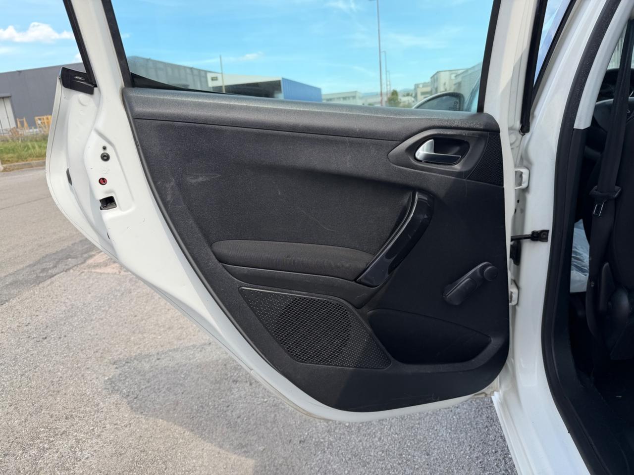 Peugeot 208 1.4 HDi 68 CV 5 porte 12. GARANZIA