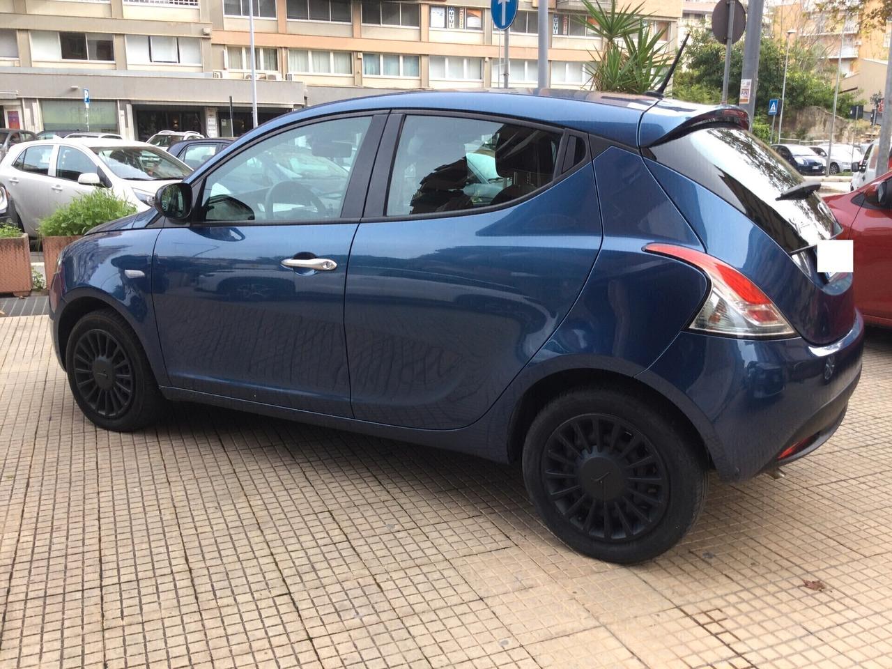 Lancia Ypsilon 1.0 FireFly 5 porte S&S Hybrid Ecochic Silver
