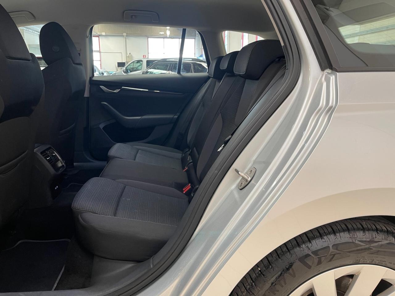 Skoda Octavia Wagon Executive 2.0 TDI 150cv DSG-LEGGI SOTTO