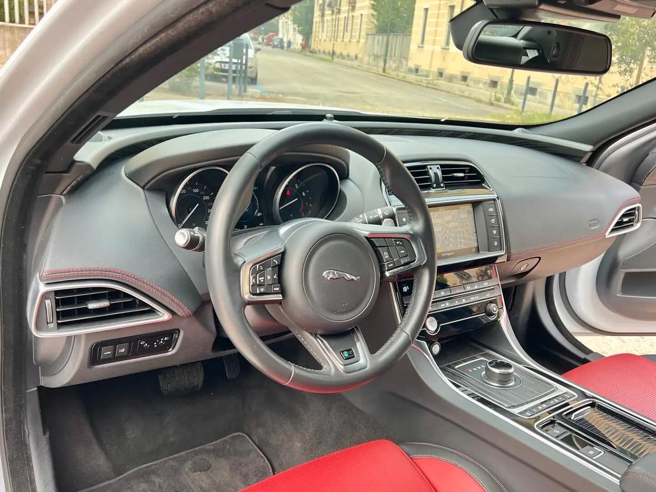 Jaguar XE 2.0 250 CV AWD aut. R-Sport