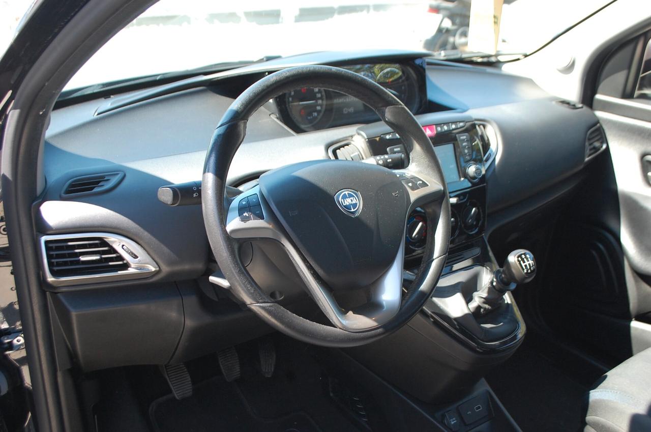 Lancia Ypsilon 1.0 firefly hybrid 70CV Gold S&S Uff Italy USB