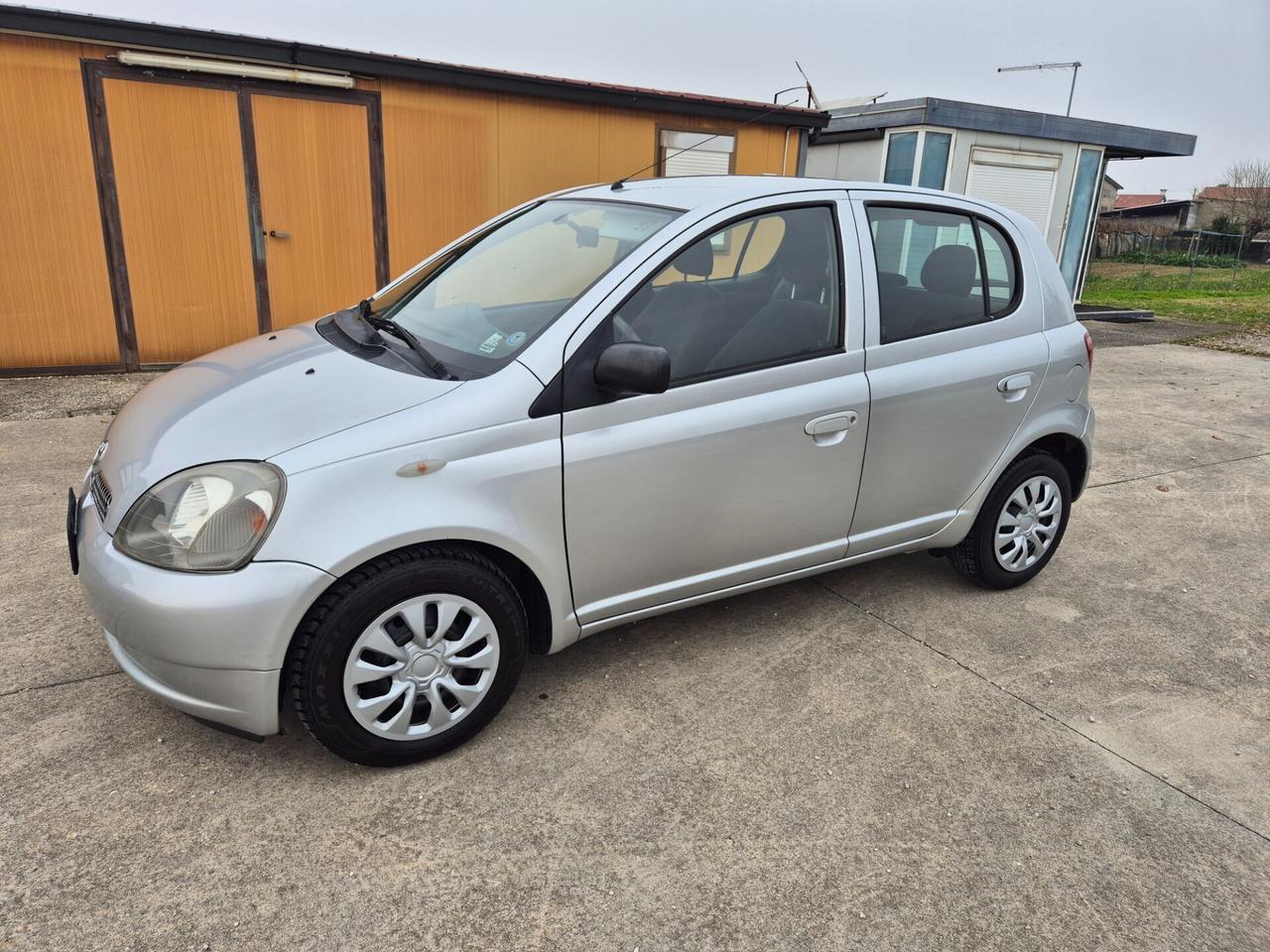 Toyota Yaris 1.0i 16V cat 5 porte neopatentati