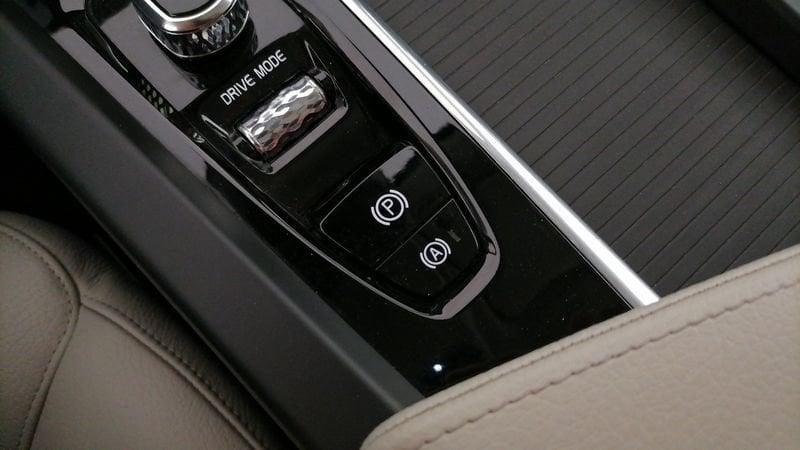 Volvo XC60 2.0 b5 Momentum Pro awd auto