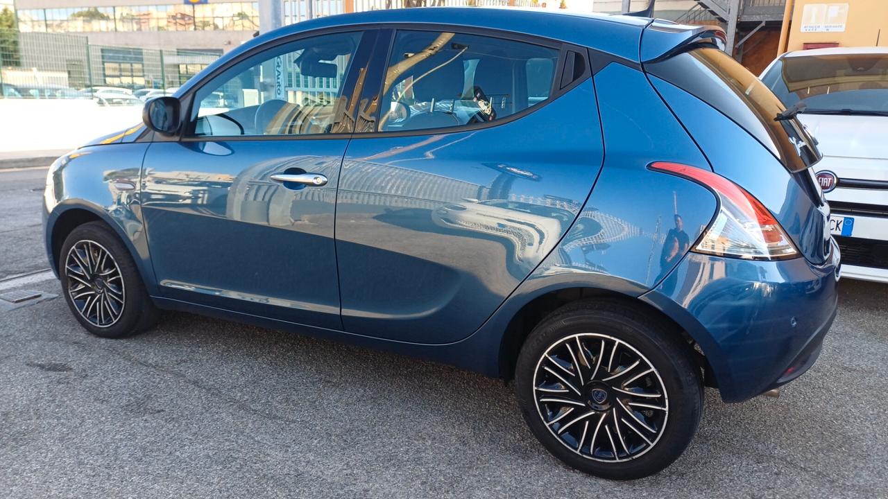 Lancia Ypsilon 1.0 FireFly 5 porte S&S Hybrid Gold