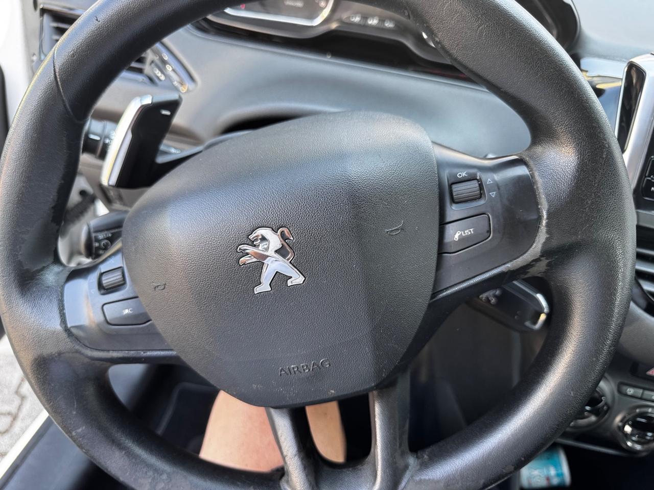 Peugeot 208 1.4 e-HDi 68 CV automatica/ neopatentati