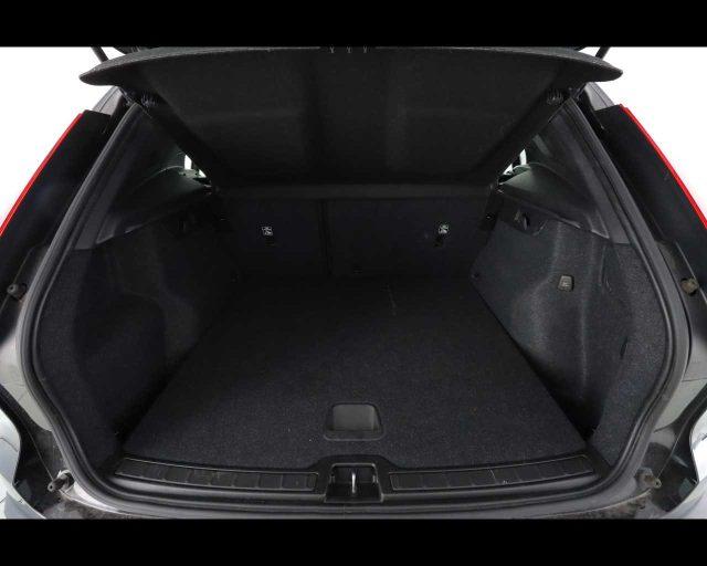 VOLVO XC40 T2 Momentum Core