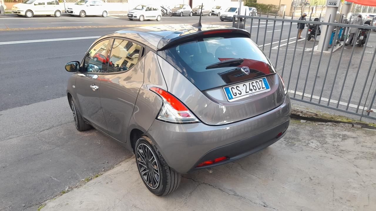 Lancia Ypsilon 1.0 FireFly 5 porte S&S Hybrid Silver