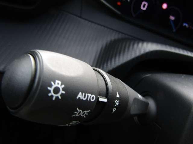 Peugeot 2008 1.2 BENZINA 100CV ALLURE MANUALE,LED,CERCHI 17