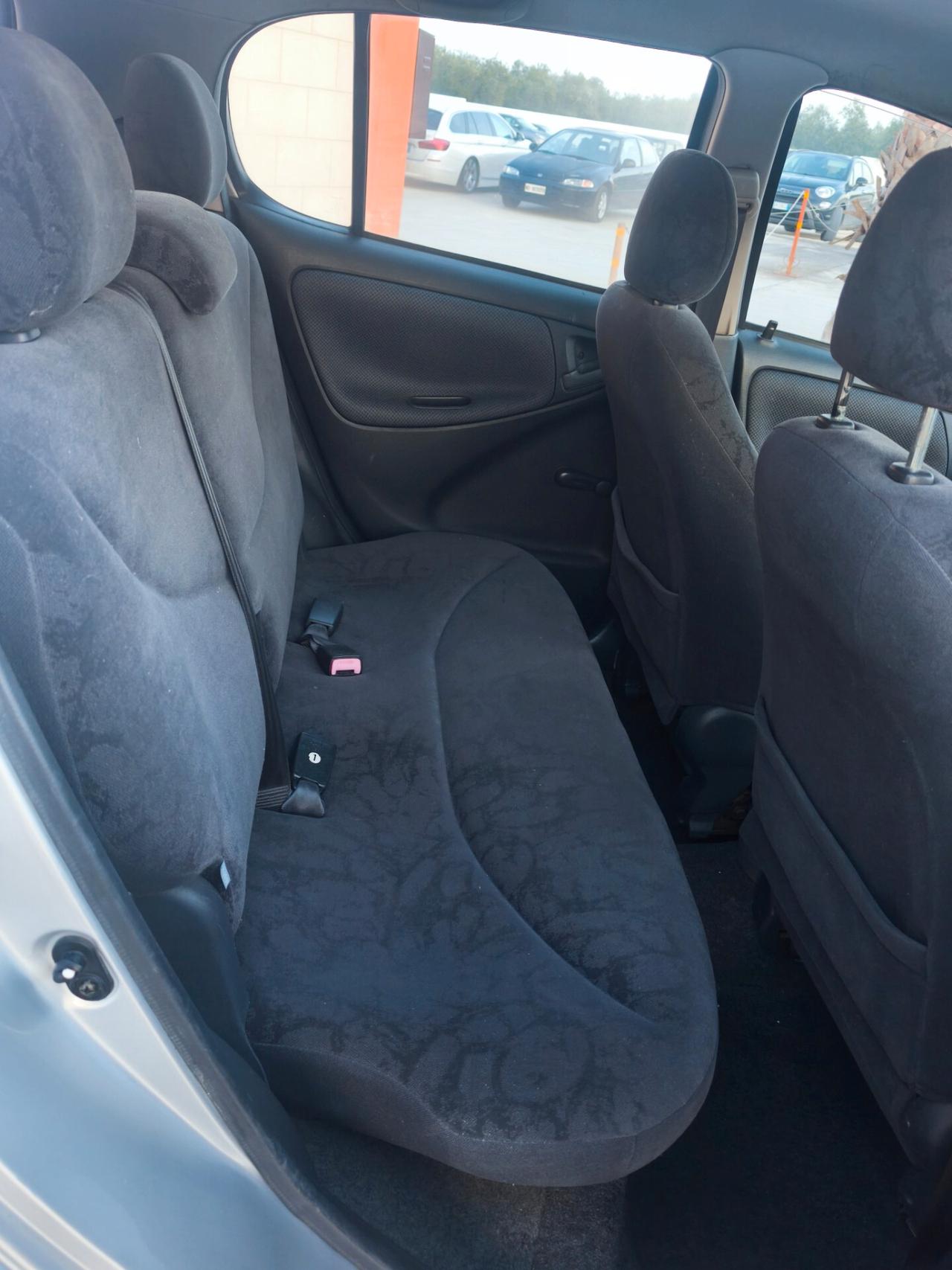 Toyota Yaris 1.0i 16V cat 5 porte