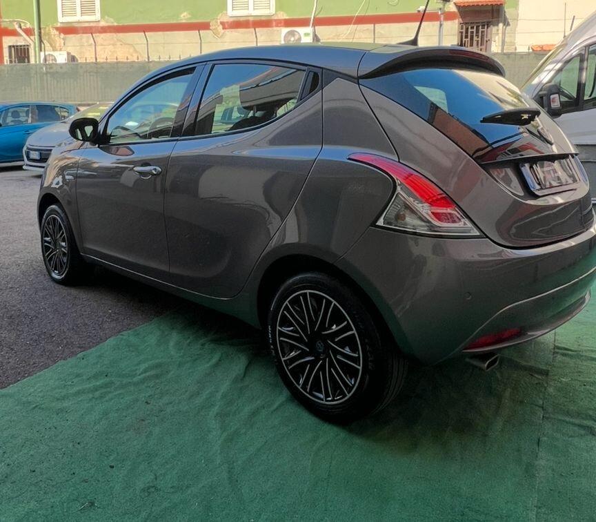 Lancia Ypsilon 1.0 FireFly 5 porte S&S Hybrid Ecochic Gold
