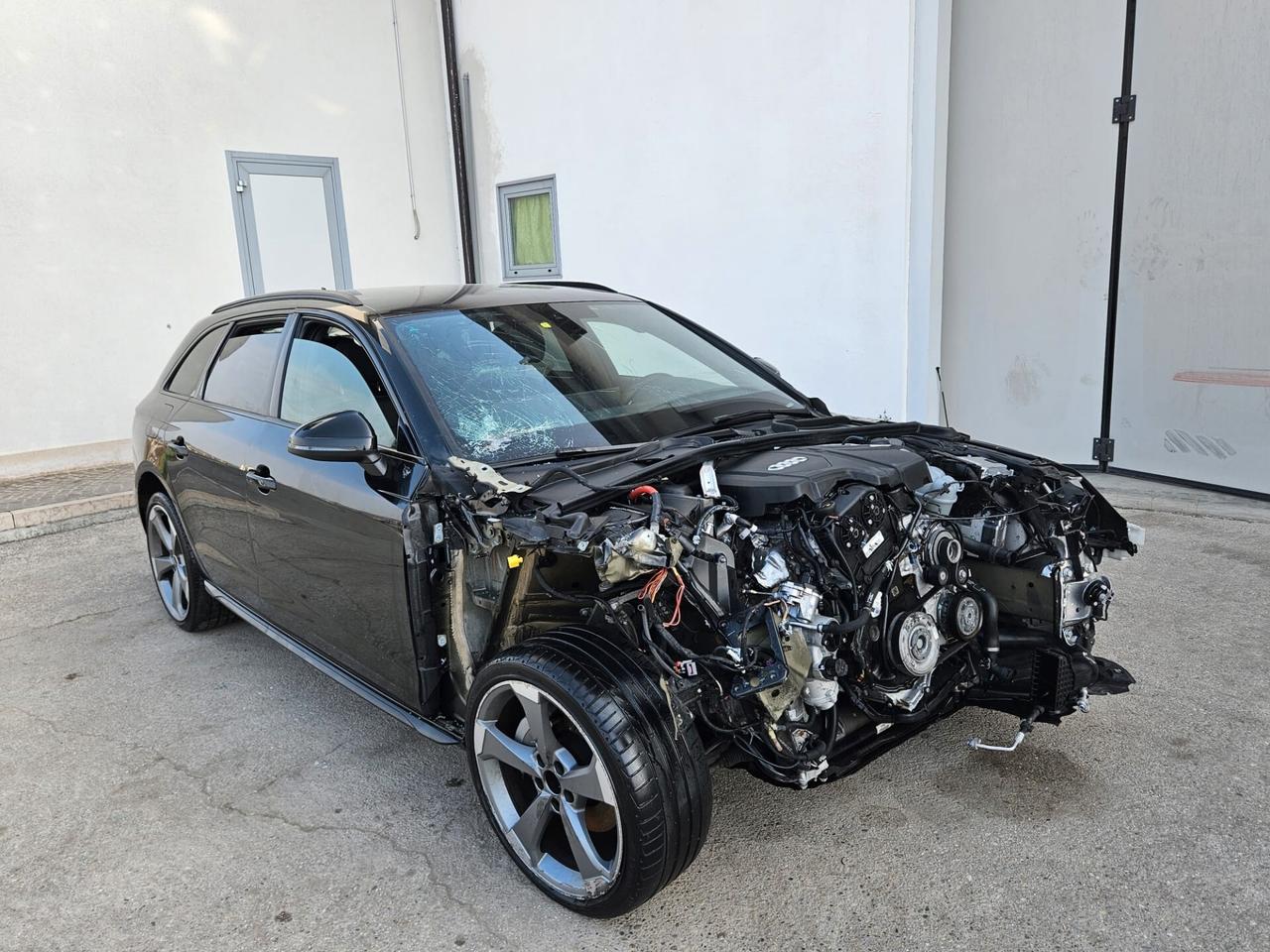 Audi A4 Avant 40 2.0 tfsi mhev S line 204cv INCIDENTATA