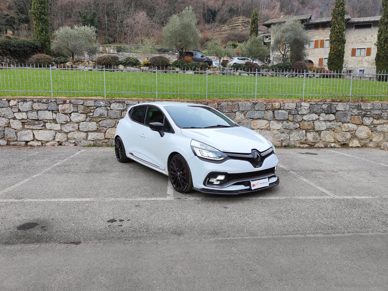 RENAULT Clio TCe 220 EDC R.S. TROPHY Akrapovic + MAXTON