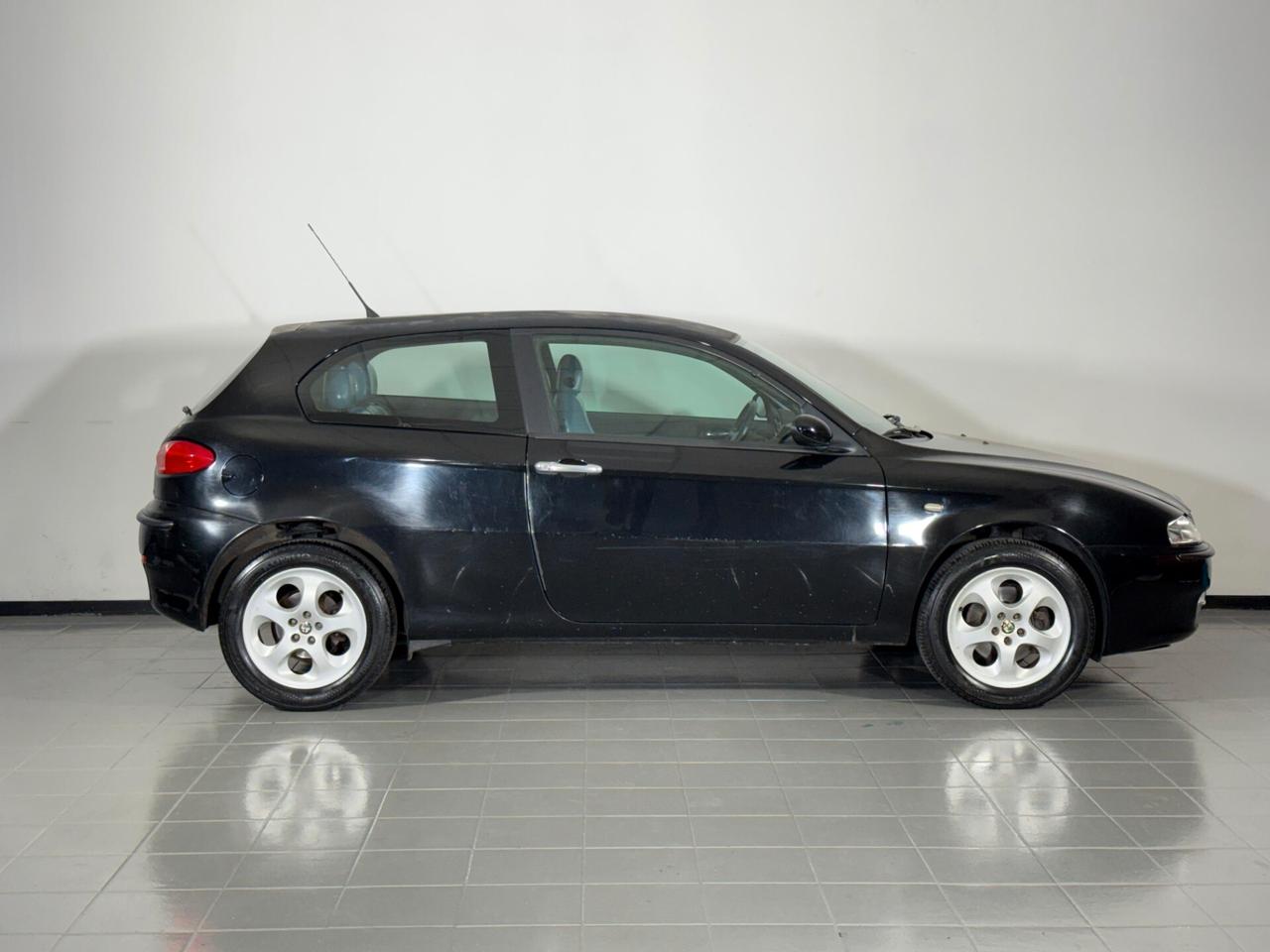 Alfa Romeo 147 1.6i 16V Twin Spark cat 3p. Distinctive