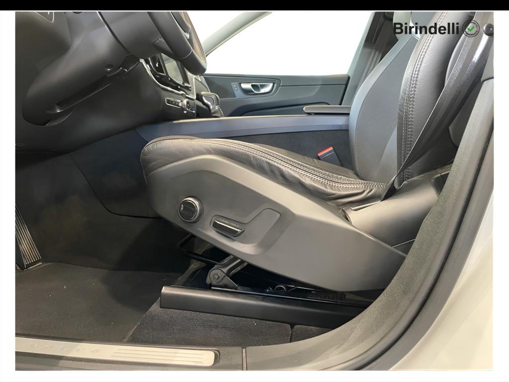 VOLVO XC60 (2017-->) - XC60 D4 AWD Geartronic Momentum
