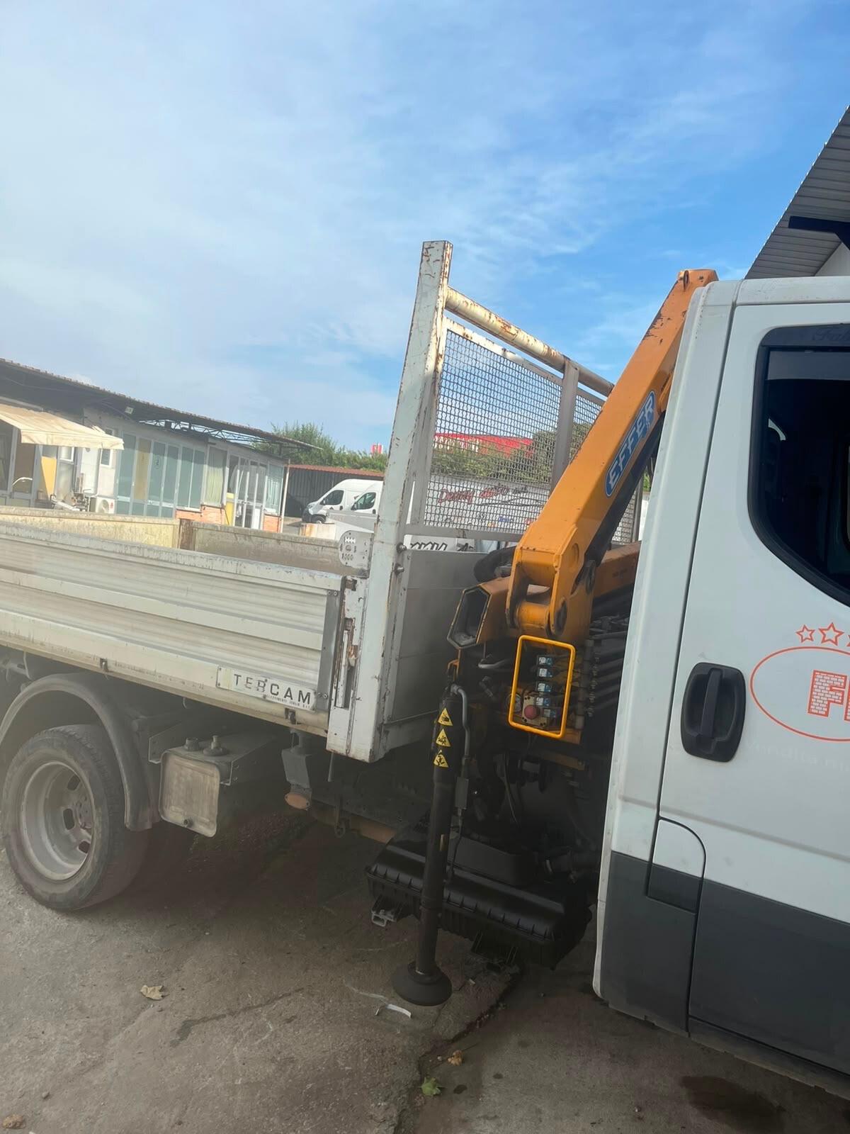 Iveco 35 c 18 con gru patente b