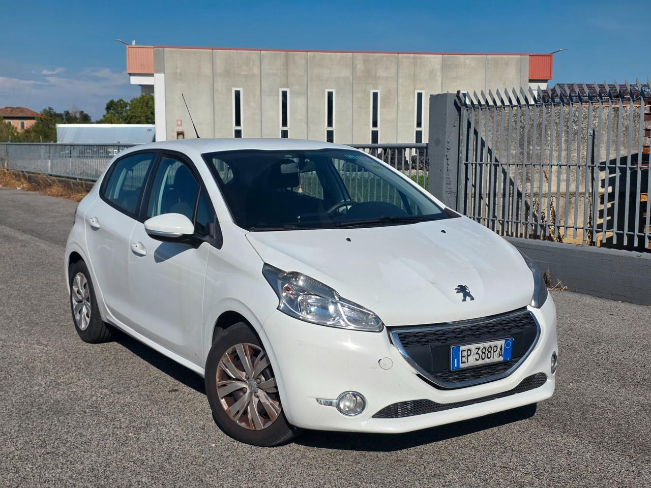 Peugeot 208 1.4 HDi 68 cv 23km con 1 litro