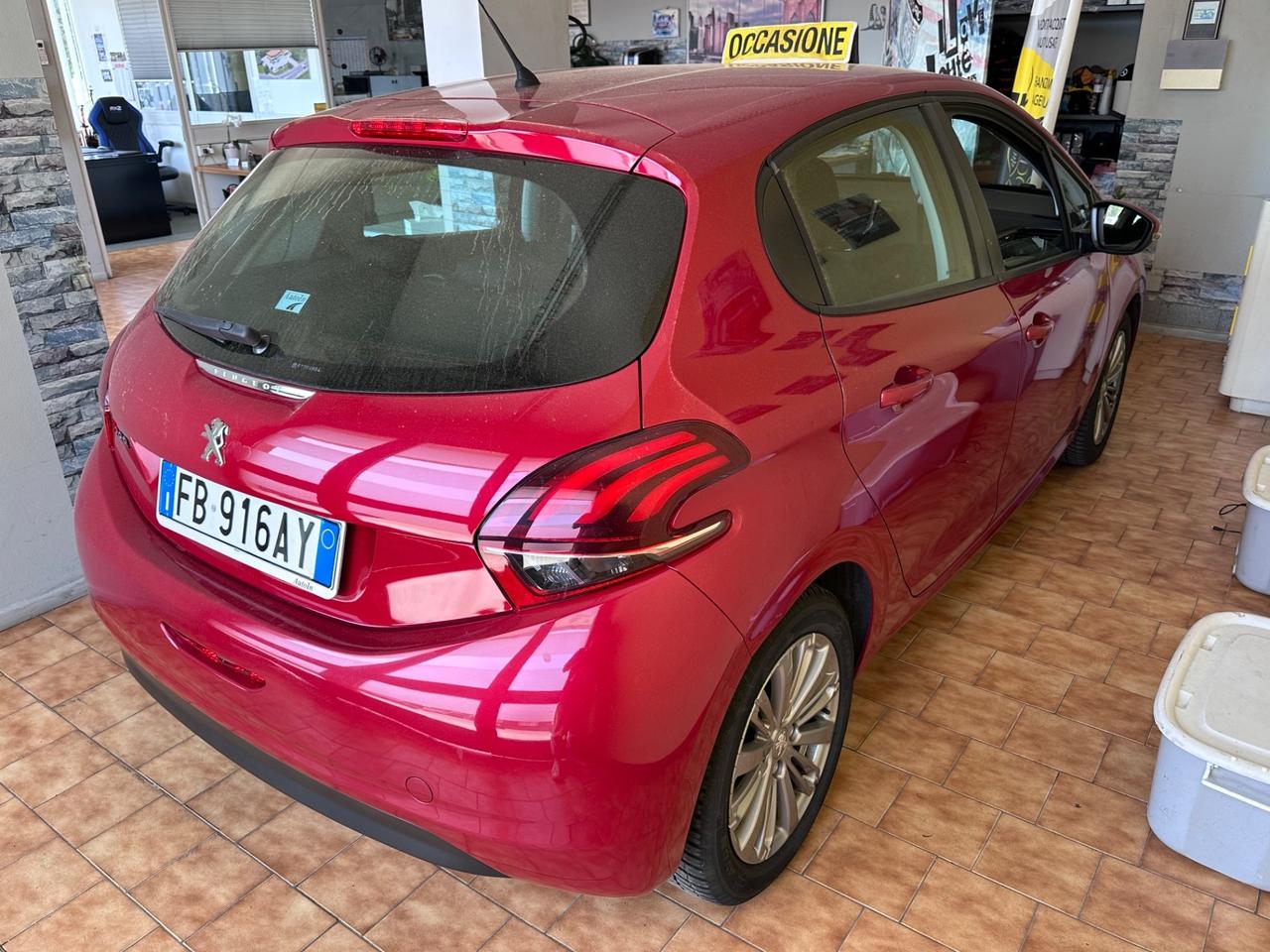 Peugeot 208 1.2benz. Allure