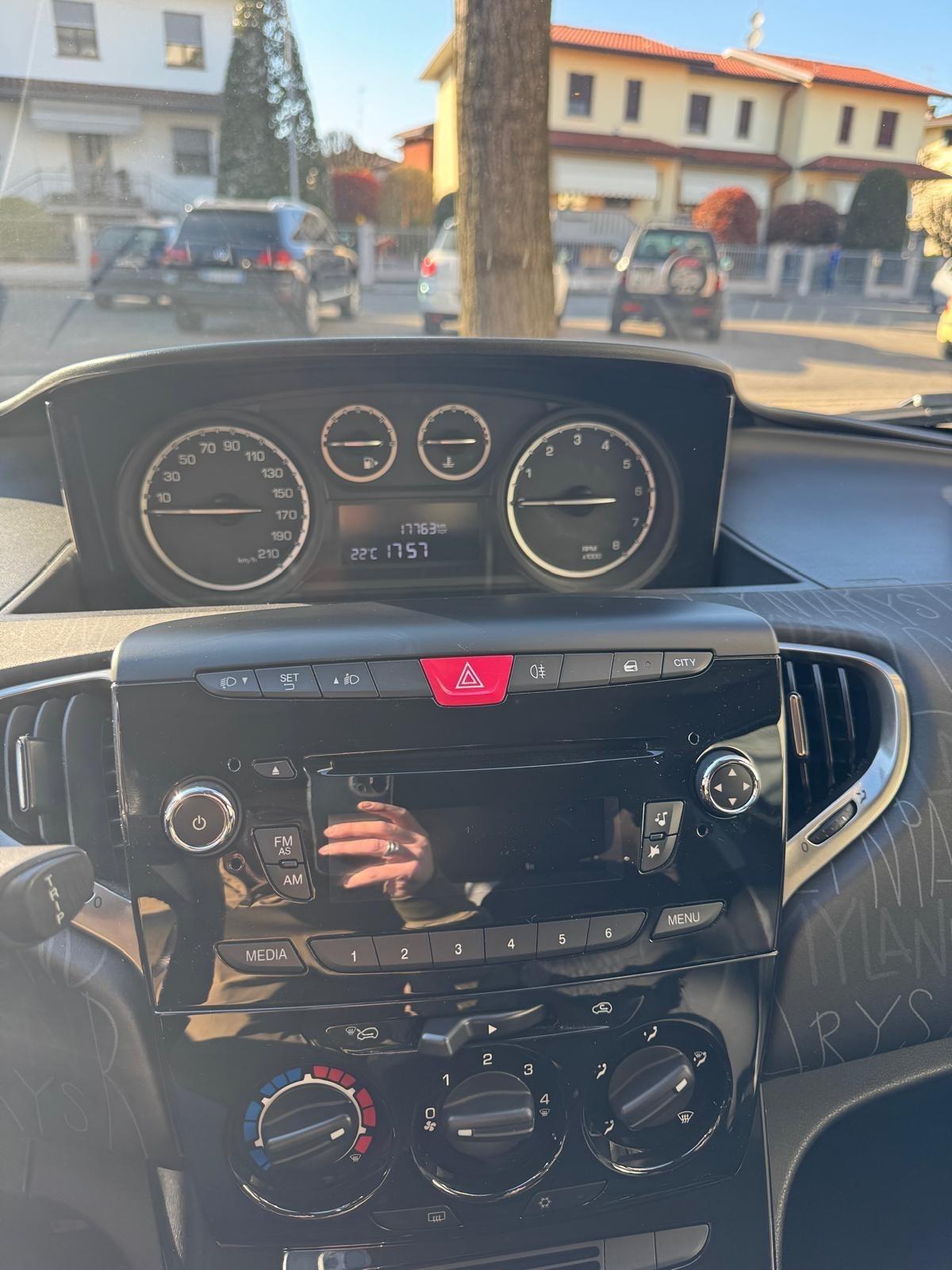 Lancia Ypsilon 1.2 69 CV 5 porte Elefantino
