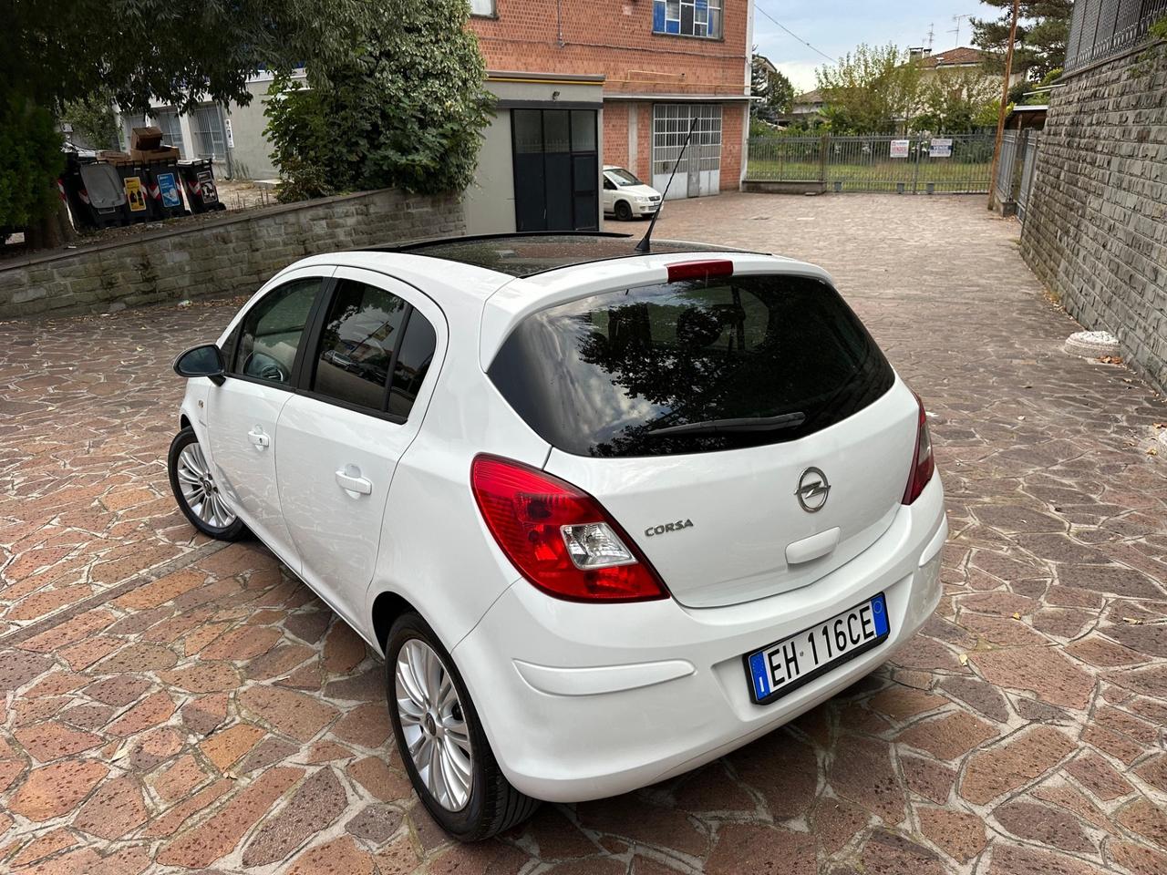 Opel Corsa 1.2 5 porte Cosmo NEOPATENTATI