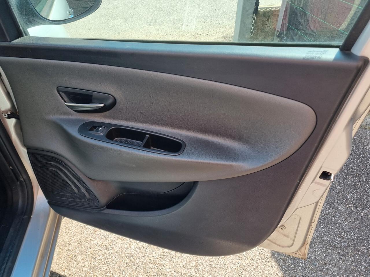 Lancia Ypsilon 1.2 69 CV 5 porte S&S Platinum unica proprietaria