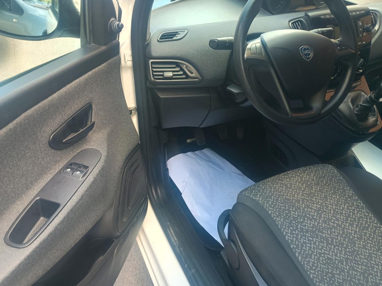 Lancia Ypsilon 1.0 FireFly 5 porte S&S Hybrid Ecochic Silver