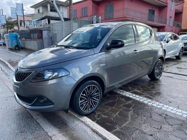 Lancia Ypsilon gold