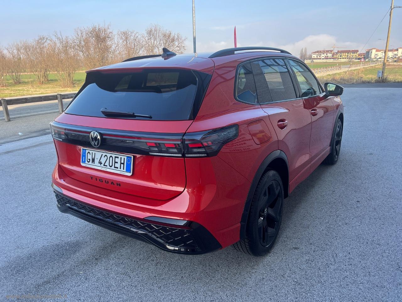 VOLKSWAGEN Tiguan 2.0 TDI 150CV SCR DSG R-Line NUOVO MODELLO IVA ESPOSTA