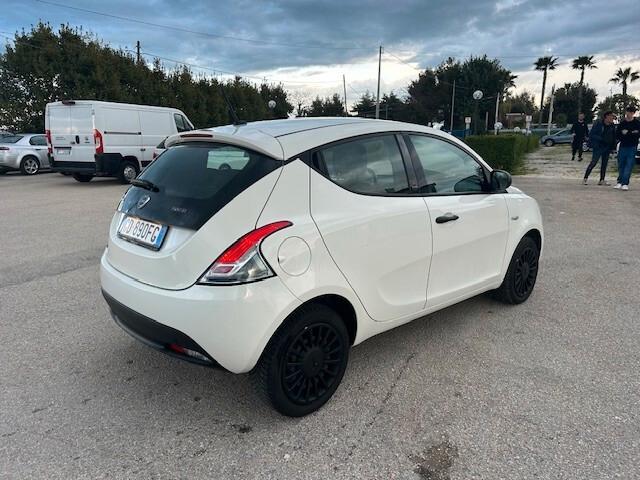 Lancia Ypsilon 1.0 FireFly 5 porte S&S Hybrid Ecochic Silver OK NEOPATENTATI