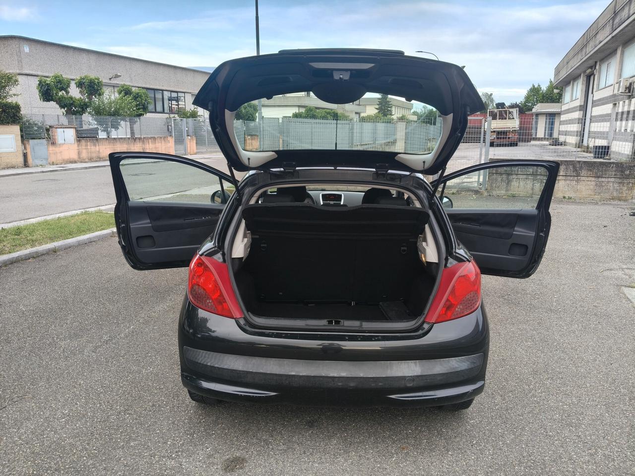 Peugeot 207 1.4 3 porte PER NEOPATENTATI