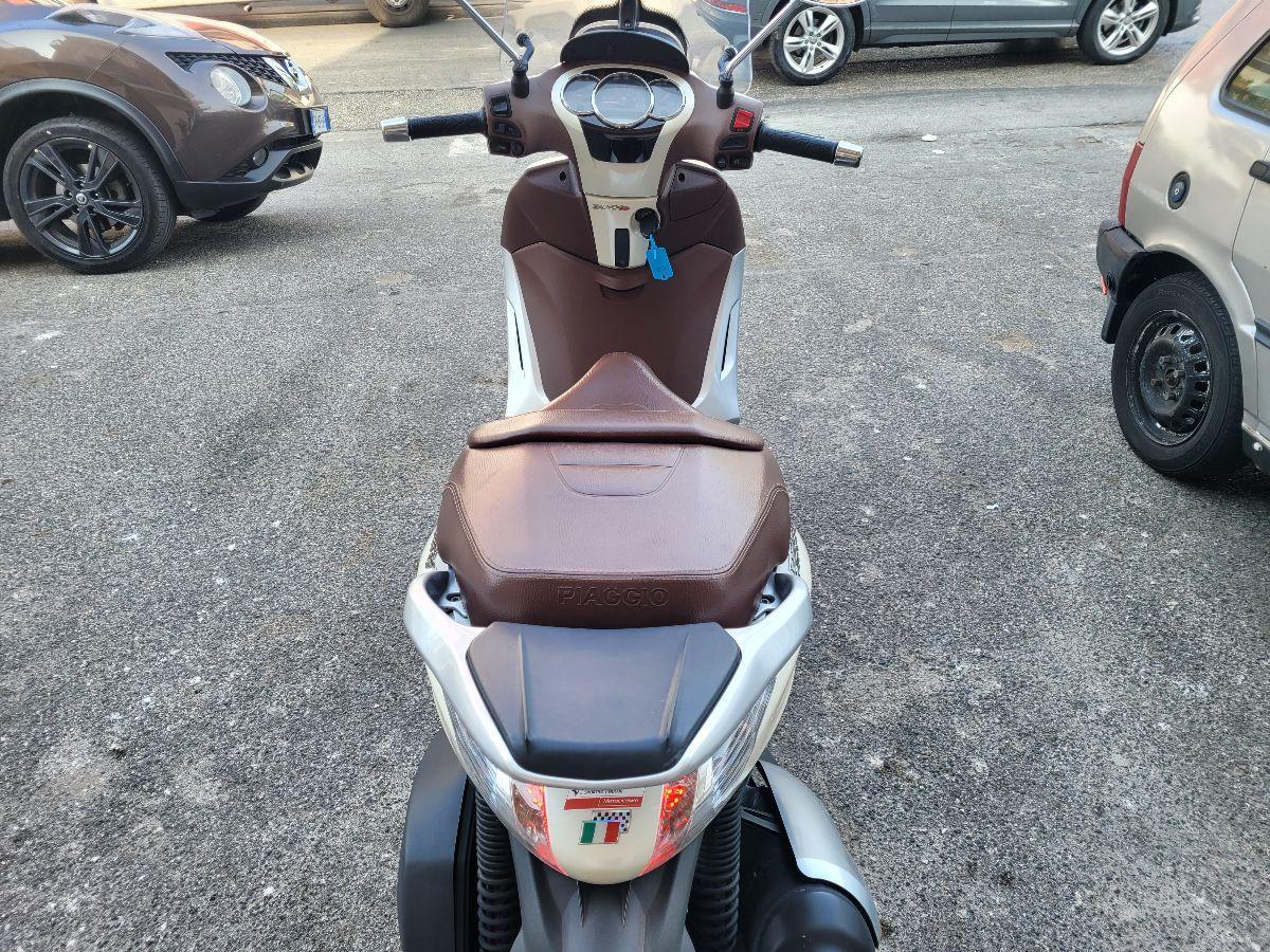Piaggio - Beverly 300 - i.e.