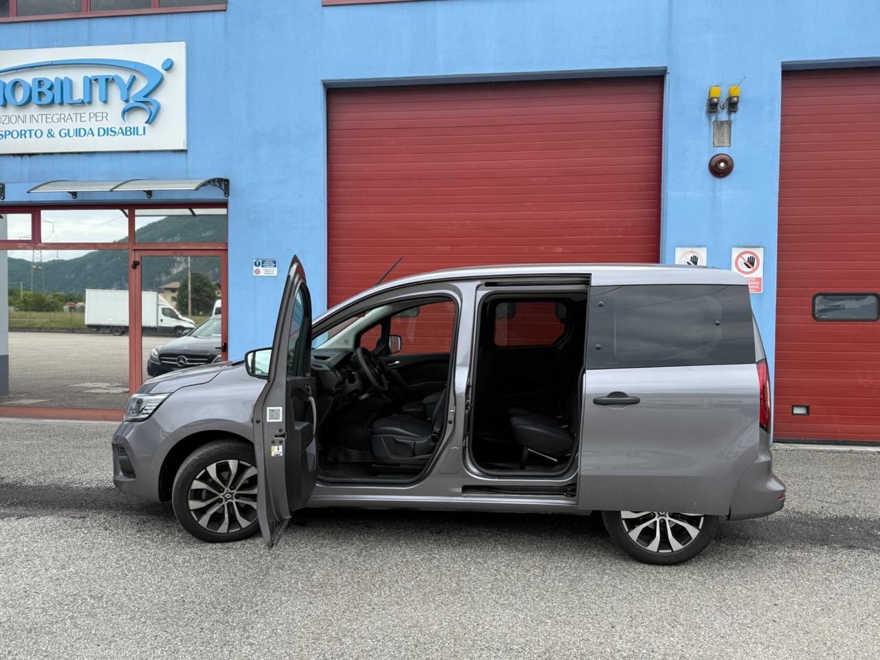 Renault Kangoo automatico per disabili con pianale ribassato