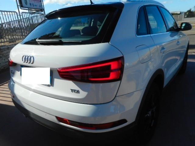 Audi Q3 2.0 TDI 120 CV BLACK & WHITE