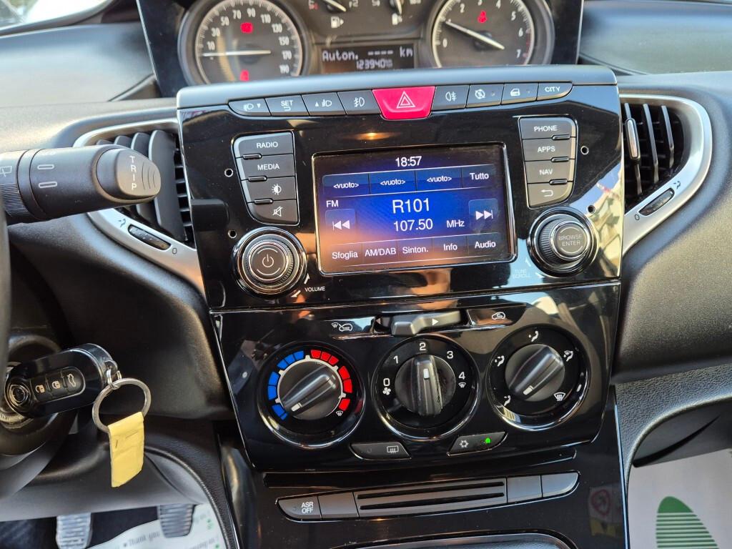 Lancia Ypsilon 1.0 Hybrid Ecochic Gold
