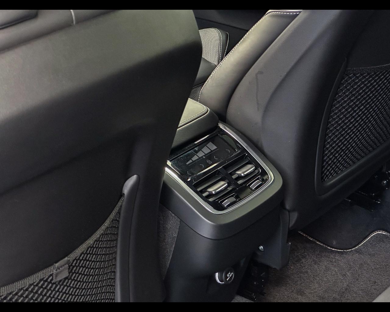 VOLVO XC60 (2017--->) XC60 B4 (d) AWD Geartronic R-design