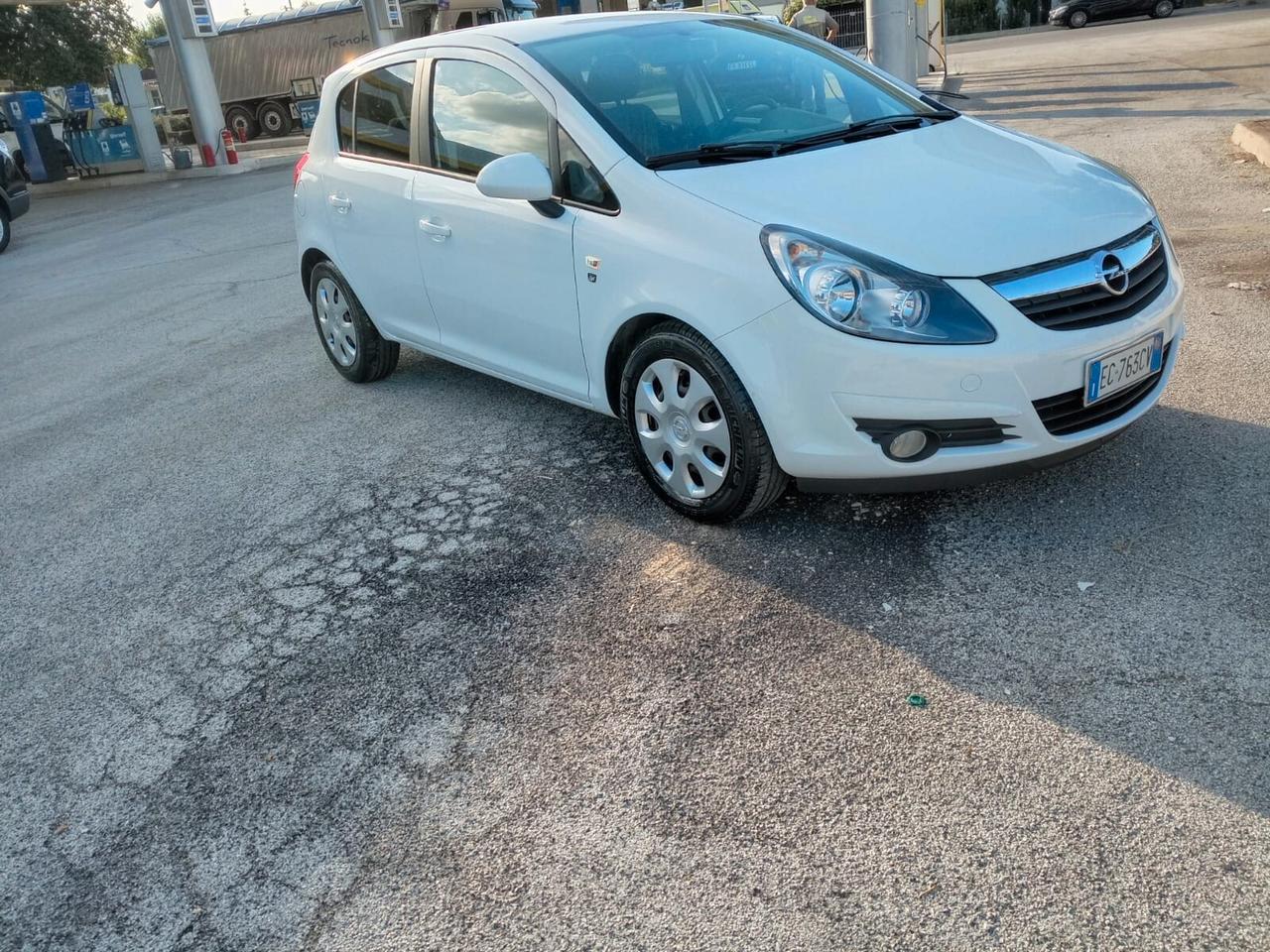 Opel Corsa 1.2 5 porte anno 2010