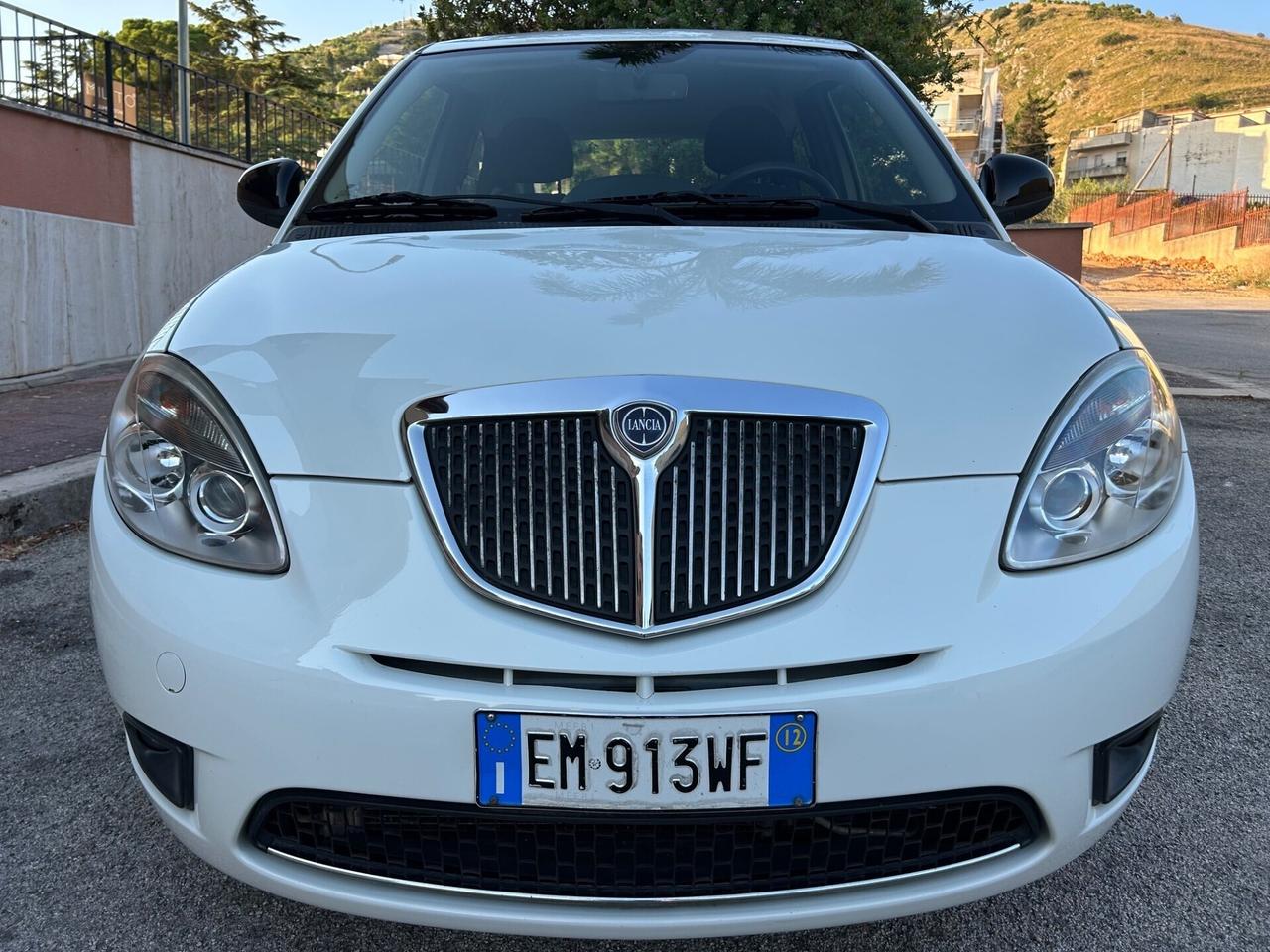 Lancia Ypsilon 1.3 MJT 75 CV Unyca